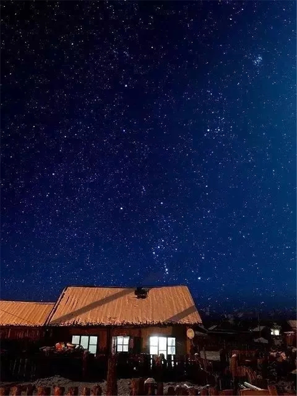 幸运的话,在飘着雪的夜晚,看见最北天空的漫天繁星,也是一种幸运.