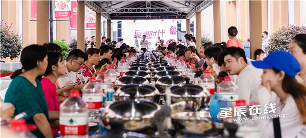 德信娱乐吕梁市区美食街烟火气长治路小吃街人气爆棚