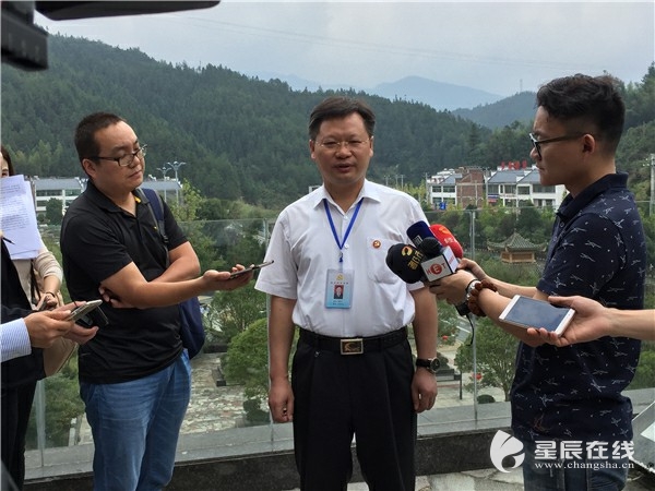 (桂东县委书记谭建上[中].