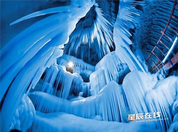 (芦芽山万年冰洞,与千年火山共存,形成旷世奇观)