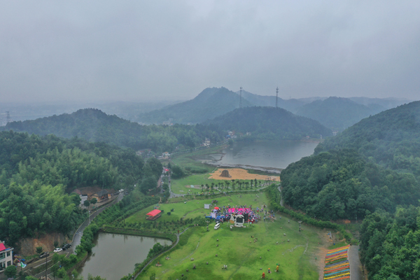 谭芳 覃翊)  六一恰逢周末,一早风清雨润,宁乡童牧谷内竹海森森烟云